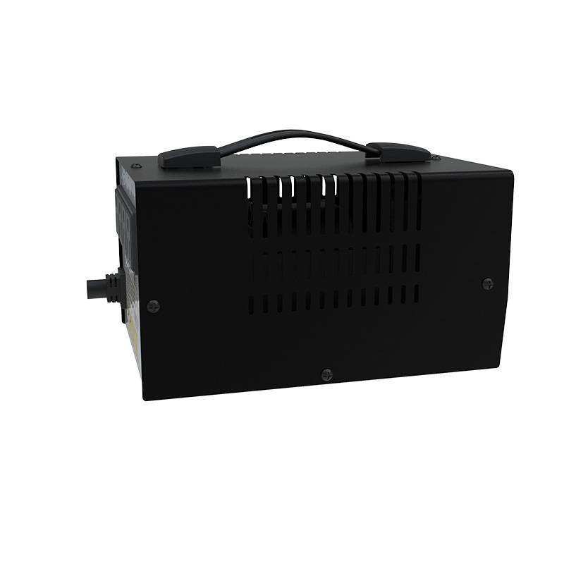 REGULADOR AUTOMÁTICO DE VOLTAJE 3600VA/1800W, 4 NEMA 5-15R